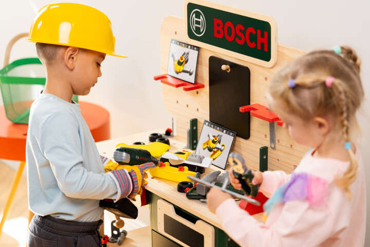 klein BOSCH Kinder-Holzwerkbank